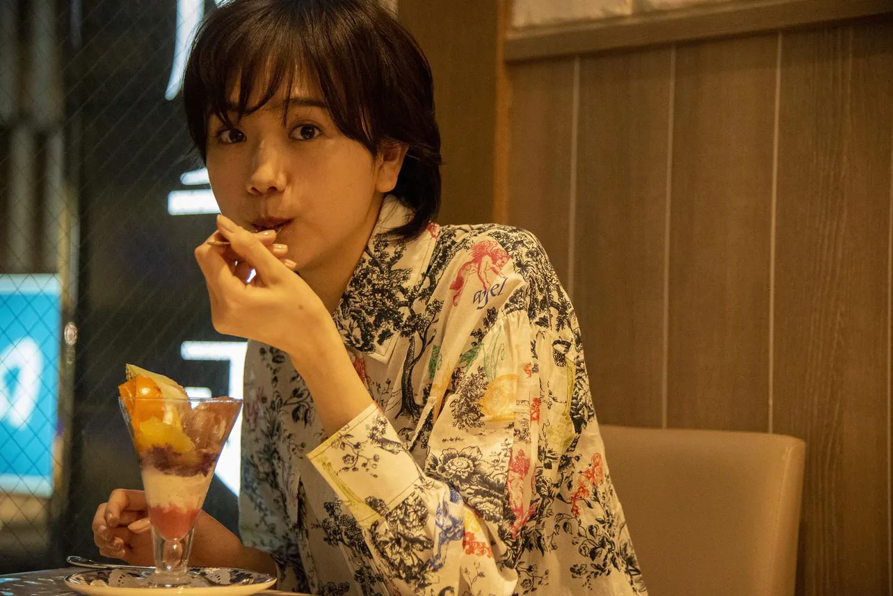 【写真を見る】おいしそうにスイーツを食べる松井愛莉