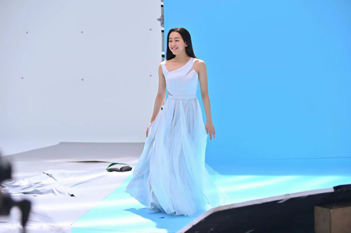 【写真を見る】青ドレスの印象から一変！白のドレス姿も披露した浅田真央