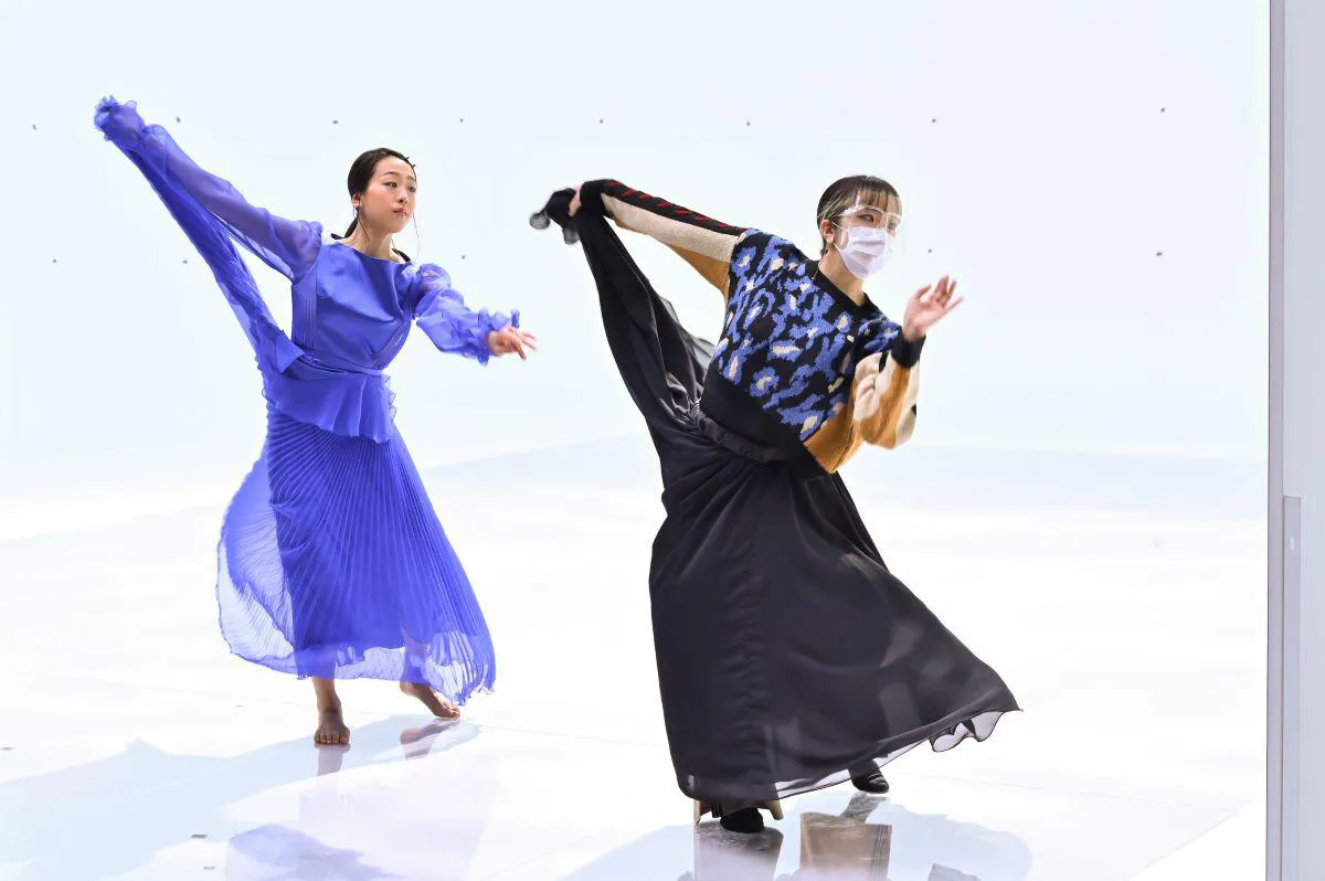 浅田は「踊りは、ダンスの先生にアドバイスをして頂いたり、自分でも動画で動きを確認したりしながら、撮影しました」とコメント