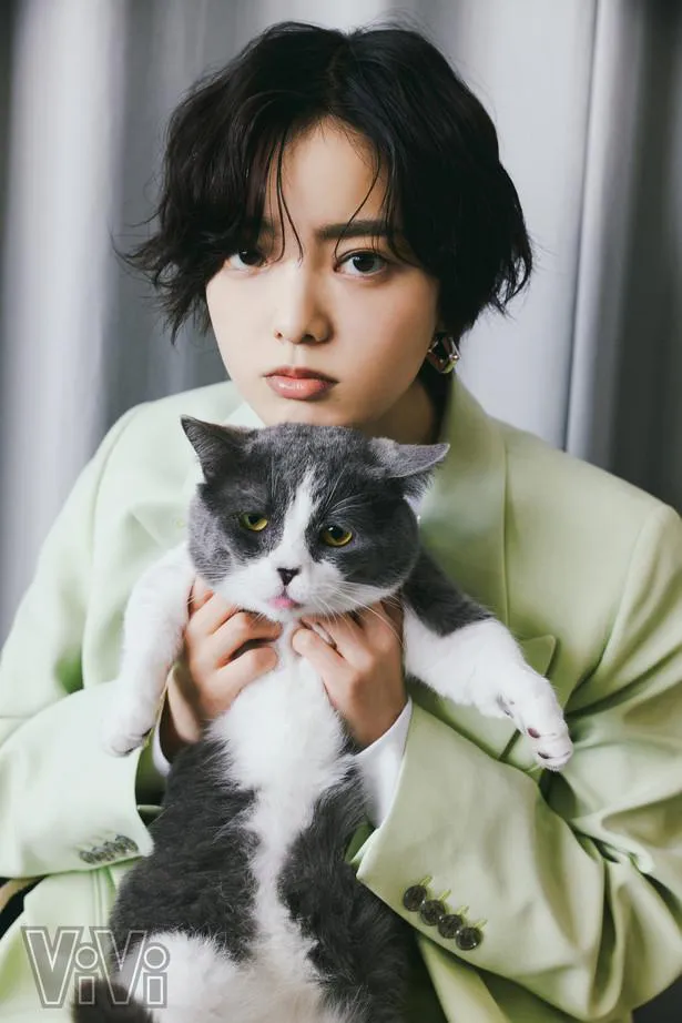 平手友梨奈、猫とキュートな2SHOT！「ネコ耳チェキ」プレゼントも | WEBザテレビジョン