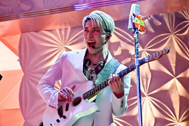 【写真を見る】MIYAVI、ピックを使わずに全て指で弾く“スラップ奏法”炸裂！