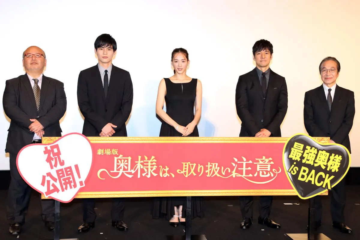 舞台あいさつに登壇した佐藤東弥監督、岡田健史、綾瀬はるか、西島秀俊、小日向文世(写真左から)