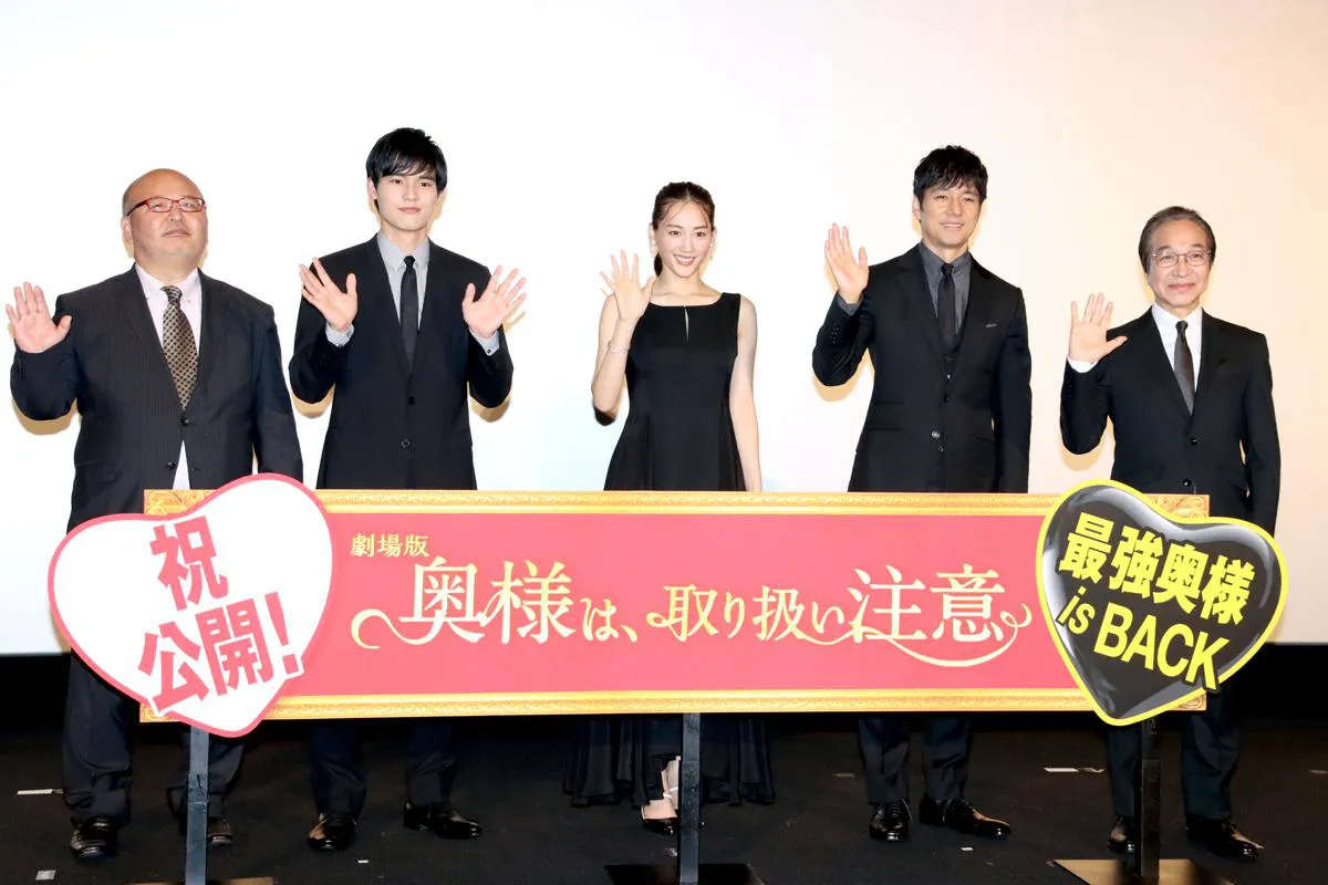 舞台あいさつに登壇した佐藤東弥監督、岡田健史、綾瀬はるか、西島秀俊、小日向文世(写真左から)