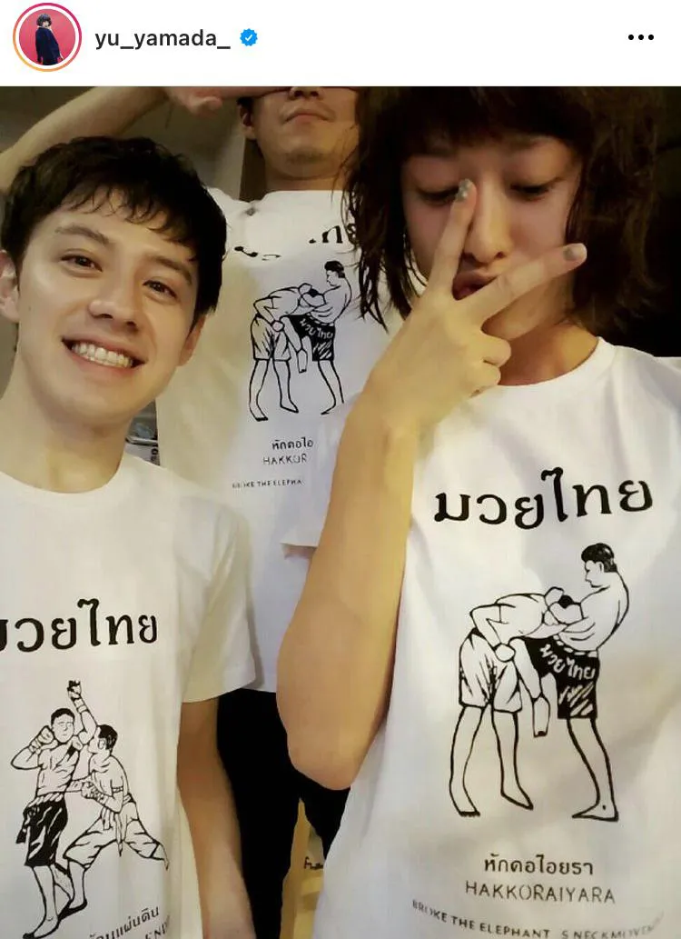 山田優&小栗旬、ウエンツ瑛士と“おそろいTシャツ”SHOT