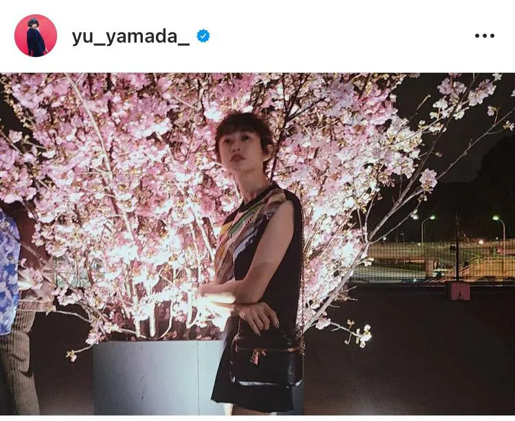 桜をバックに「LOUIS VUITTON &」での山田優