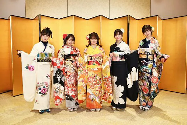 【写真を見る】晴れ着姿の横山結衣、坂口渚沙、倉野尾成美、福岡聖菜、浅井七海(写真左から)