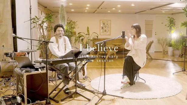 新セッション動画シリーズ第一弾、デビュー曲「I believe」を公開した絢香(写真右)