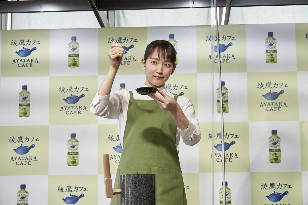 日本コカ・コーラ「綾鷹カフェ 抹茶ラテ」発売記念PRイベントに登場した吉岡里帆
