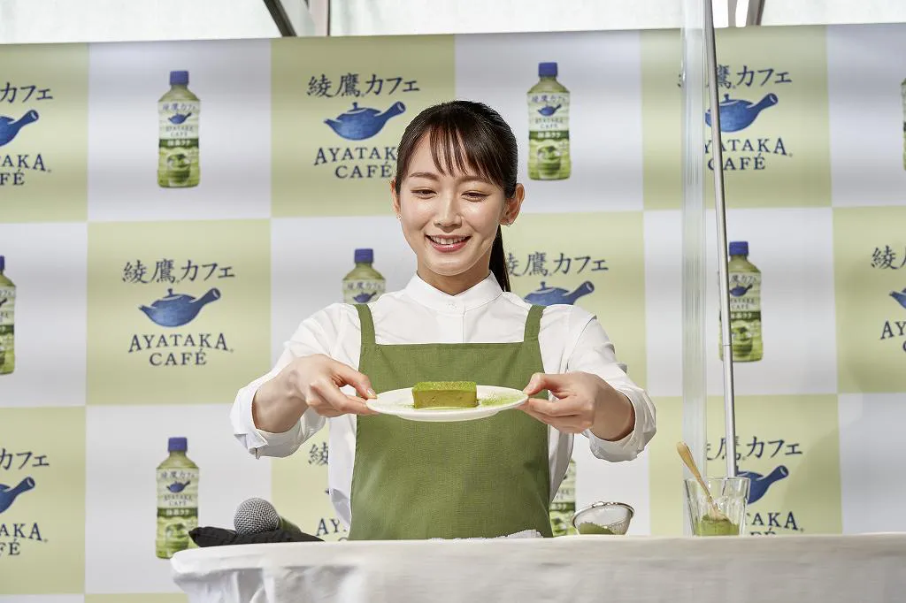 吉岡里帆が日本コカ・コーラ「綾鷹カフェ 抹茶ラテ」発売記念PRイベントに登場した