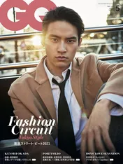 岡田健史がオープンデッキのバスの上で大人びた表情を　「GQ JAPAN」表紙に登場