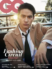 岡田健史がオープンデッキのバスの上で大人びた表情を　「GQ JAPAN」表紙に登場