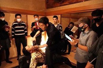 映画『孤狼の血 LEVEL2』より松坂桃李、鈴木亮平らのメイキング写真解禁「スタッフ、キャストみんなで前作を超えていくんだな」