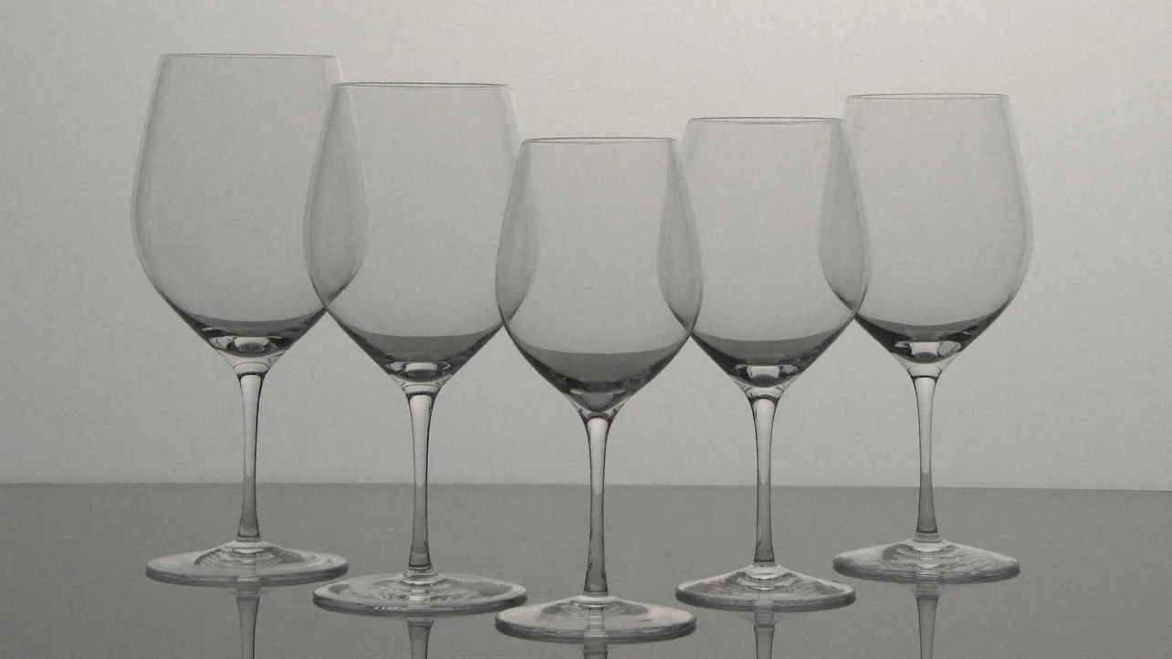 老舗のガラス会社がデザインした短めの脚と洗練されたフォルムが魅力のワイングラス