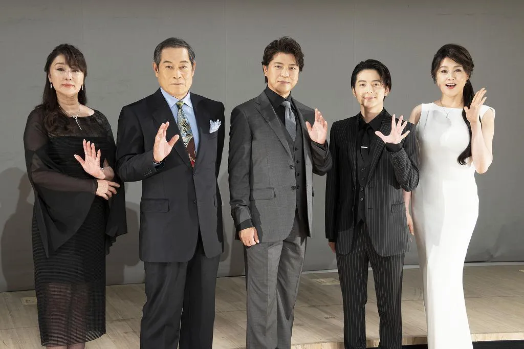 舞台「魔界転生」製作発表会見に登場した浅野ゆう子、松平健、上川隆也、小池徹平、藤原紀香(写真左から)