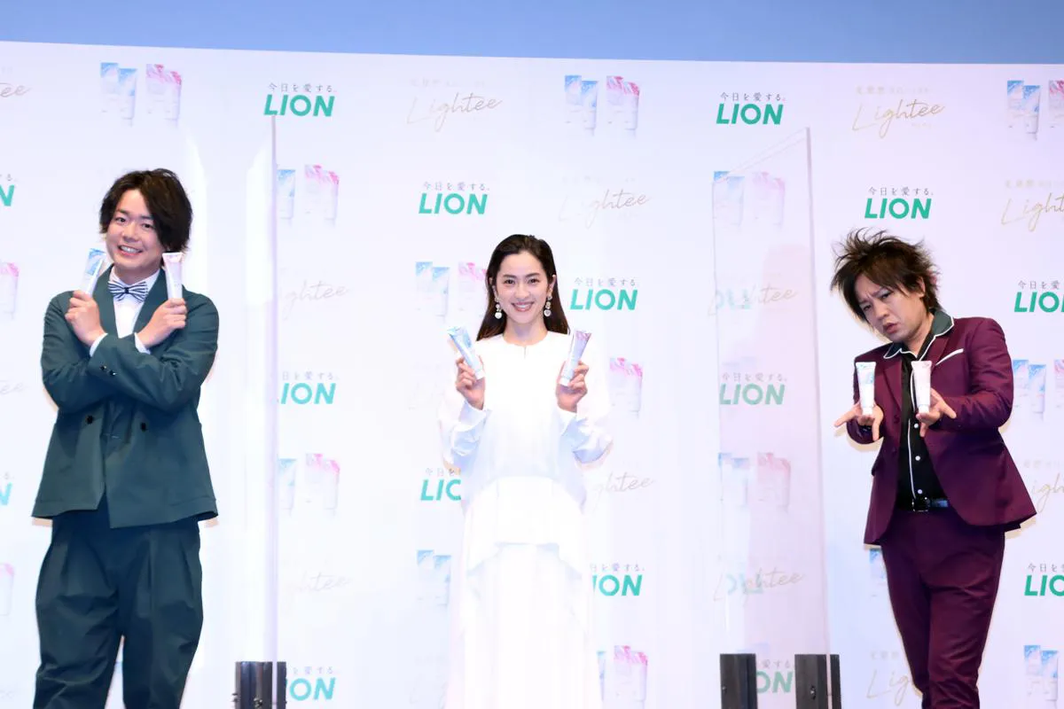 「Lightee」新CM・新製品発表会に登壇したシュウペイ、中村アン、松陰寺太勇(写真左から)
