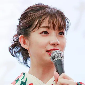 足立梨花、鮮やかヘアスタイルを公開「禰豆子カラー」「甘露寺蜜璃カラー」と話題！