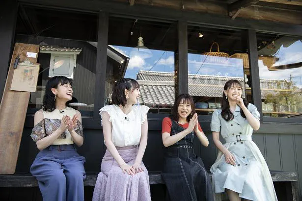 【写真を見る】実写パートに出演する田中美海、芹澤優ら声優4人のショットも公開！