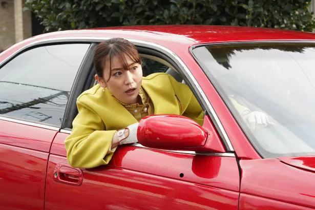 【写真を見る】黄以子(大島優子)、赤い車を乗り回す！身を乗り出して周囲を確認