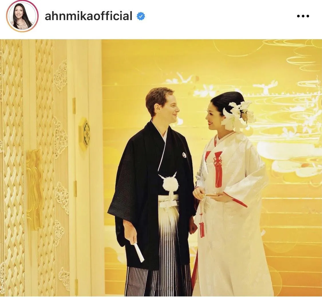 【写真を見る】結婚8周年…！アンミカ、和装をまとった夫との“仲良し結婚式SHOT”公開