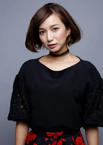 芹那、美谷間チラリ…ボディラインくっきりなウェア姿に反響「思わず二度見しました」