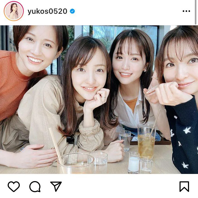 【写真を見る】ゆうこす、元AKBの前田敦子、篠田麻里子、板野友美とランチへ。美しすぎる4ショット！