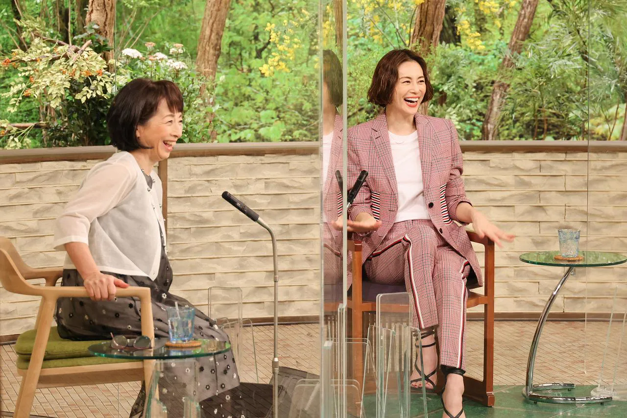 阿川佐和子(左)と米倉涼子(右)