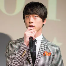 坂口健太郎の母親のユニークな教えに、吉瀬美智子も「真似したい」