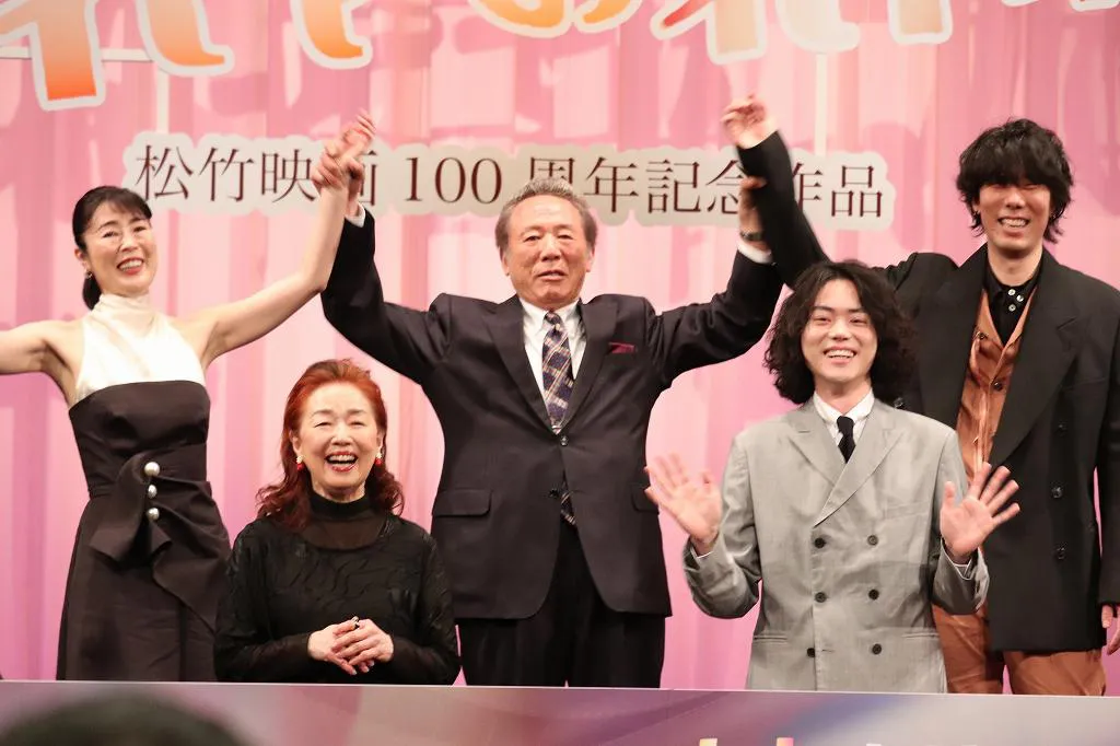 【写真を見る】小林稔侍を筆頭に盛り上がり、フォトセッションでは菅田将暉らキャスト陣が笑顔に包まれた