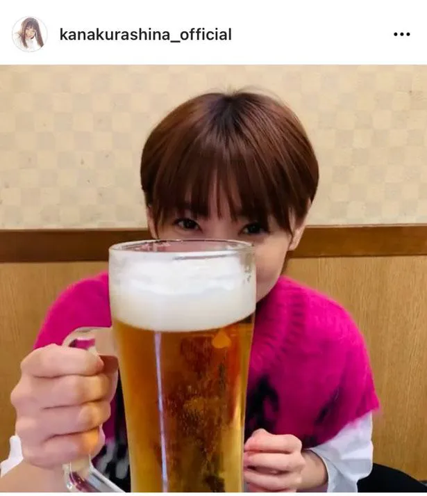 【写真を見る】倉科カナ、ビールジョッキを持って可愛らしく「カンパ～イ！」