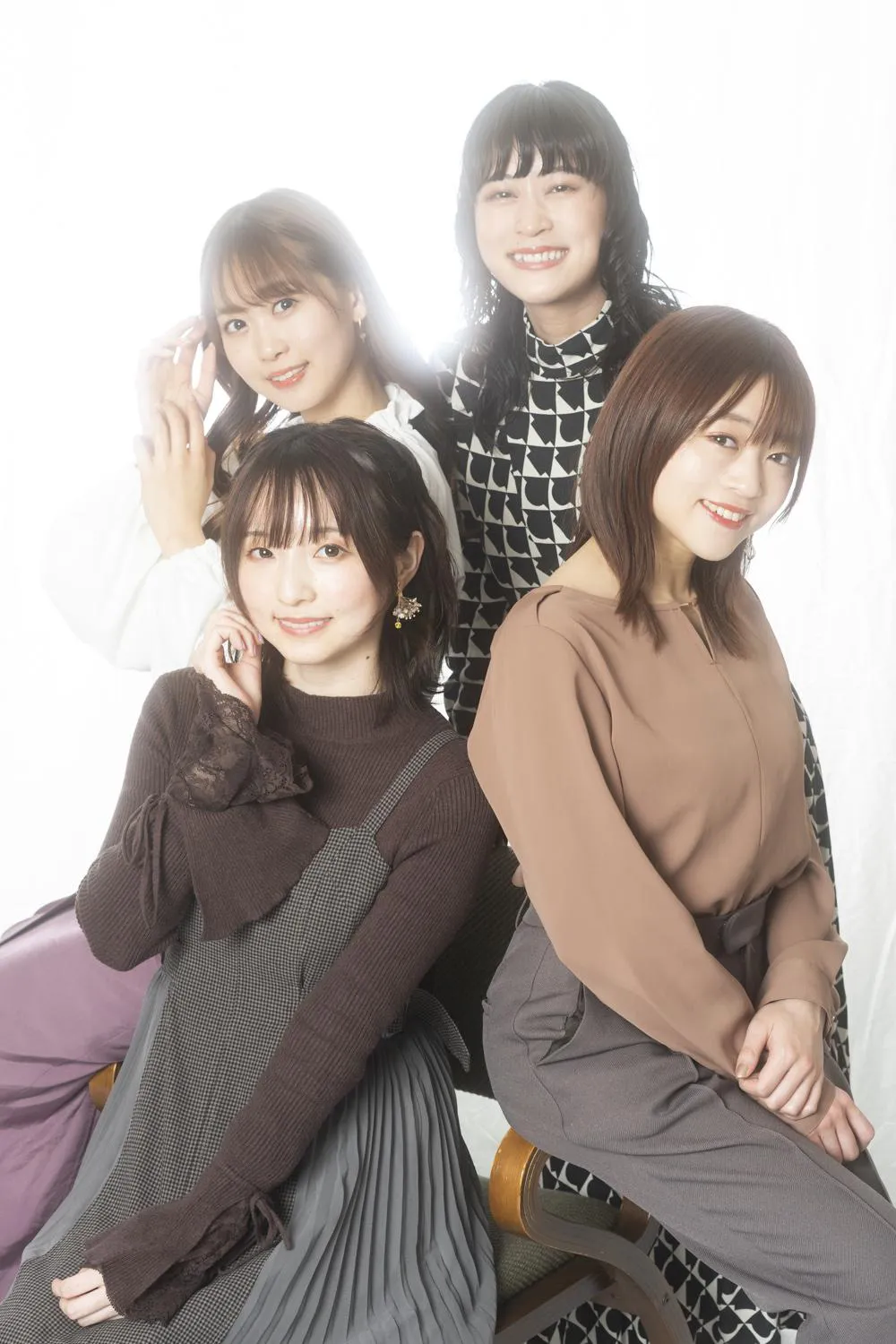 テレビアニメ「やくならマグカップも」メインキャストの田中美海、芹澤優、若井友希、本泉莉奈の4人にインタビューを実施