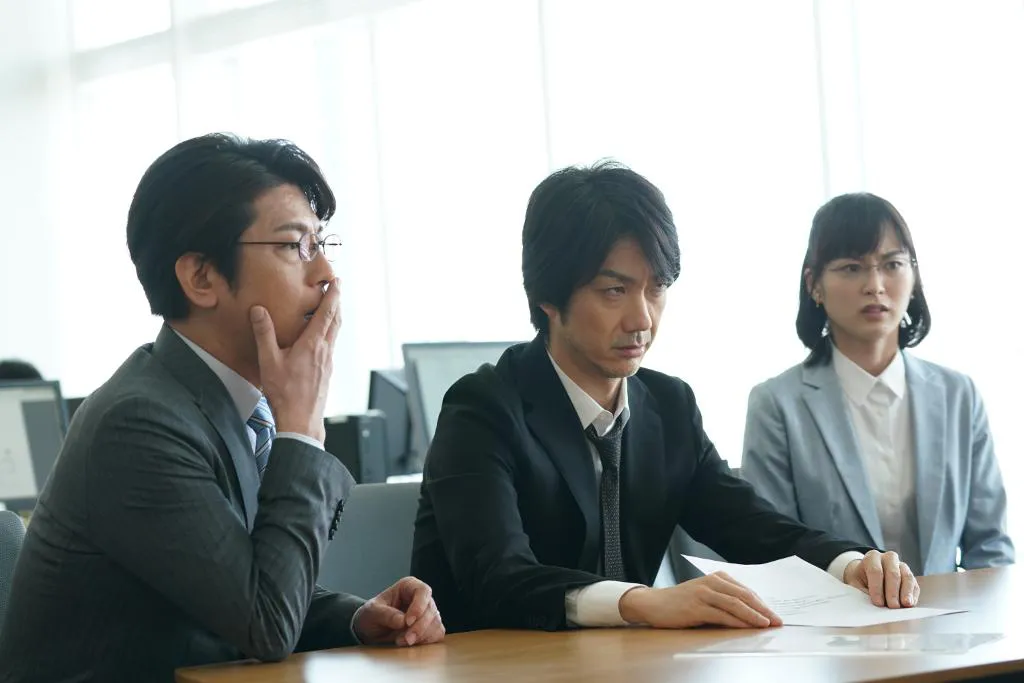 (左から)及川光博、野村萬斎、朝倉あき「映画『七つの会議』」より