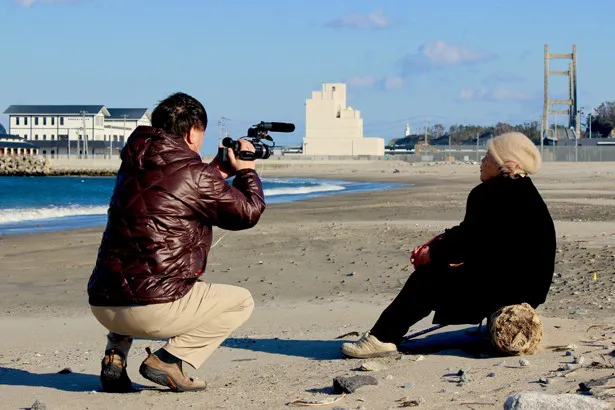 【写真を見る】久しぶりに海岸へ足を運ぶ順子さんと撮影する武澤ディレクター