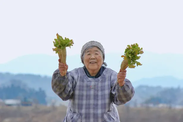 畑で大根が育ったことを喜ぶ順子さん