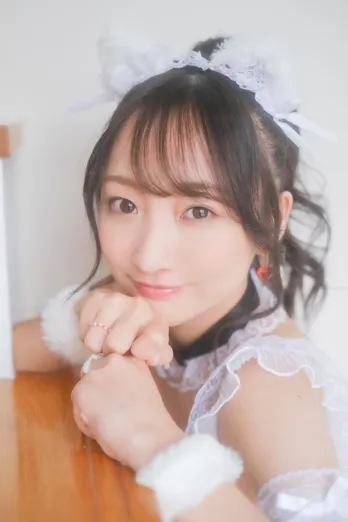 “Gカップアイドル”elsy・愛森ちえ、デジタル写真集をリリース! 自慢のバストを惜しげもなく披露