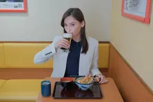 大政絢が実在の有名飲食チェーン店でひとり飲み三昧! 「一緒に乾杯して癒されてほしいなと思っています!」