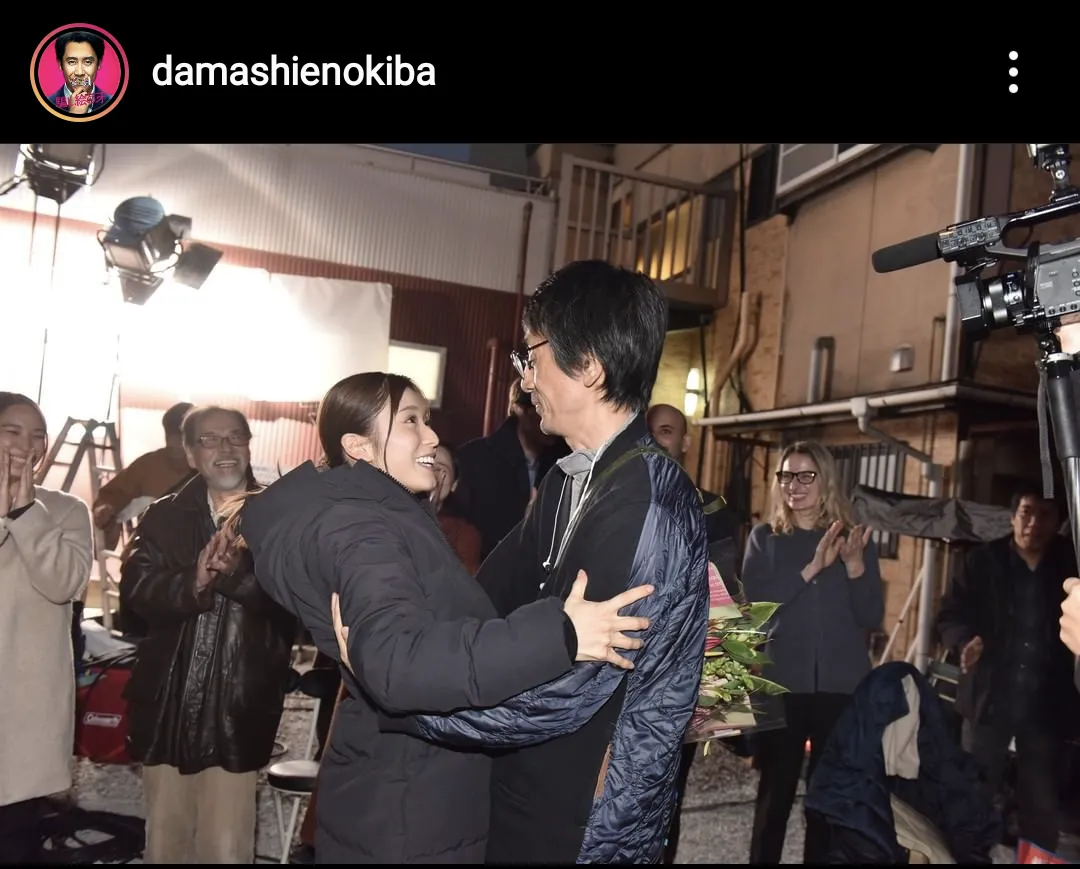 【写真を見る】松岡茉優、吉田大八監督と見つめ合って笑顔に…！