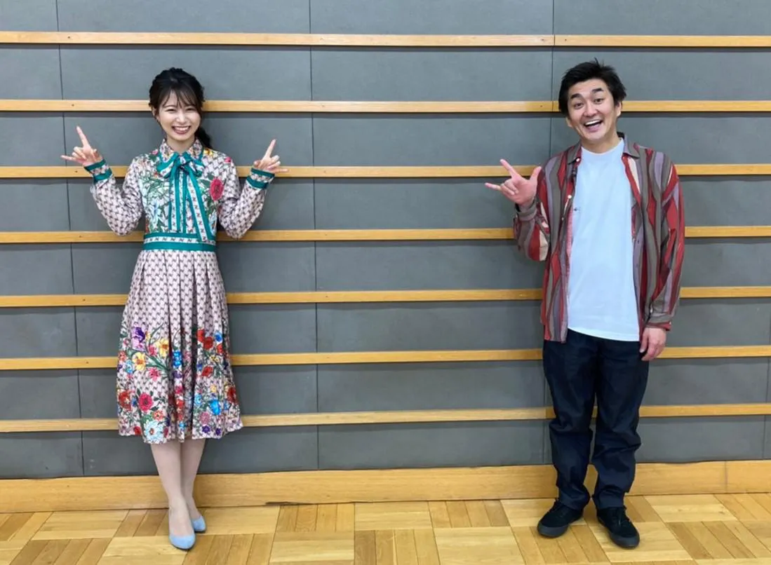 公式YouTubeで進行を務める海老原優香アナ、MCを務める徳井健太(写真左から)