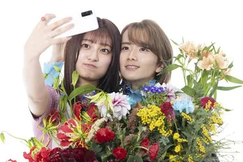 吉川愛&板垣李光人、お互いを見つめ合い「すごく恥ずかしい!(笑)」かわいすぎるポスター撮影に密着<カラフラブル>