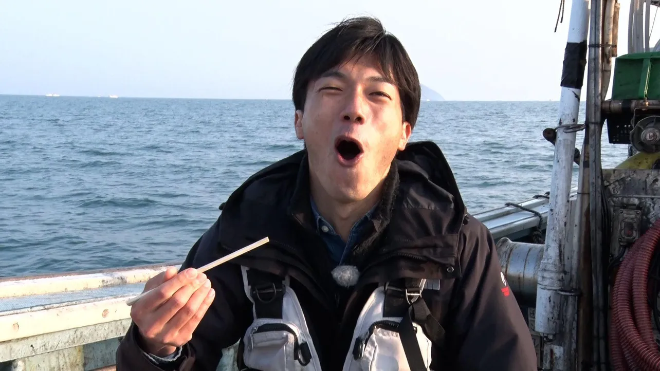 【写真を見る】船上でコウイカの刺身を食べた櫻井アナ