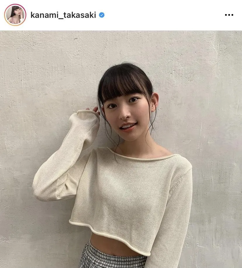 【写真を見る】高崎かなみ、春を感じる“腹チラ”SHOT