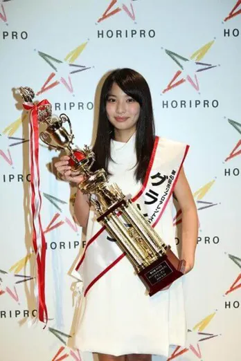 木下彩音&井上咲楽、“ホリプロ同期”2SHOT公開!「2人とも美人」「かわいい」