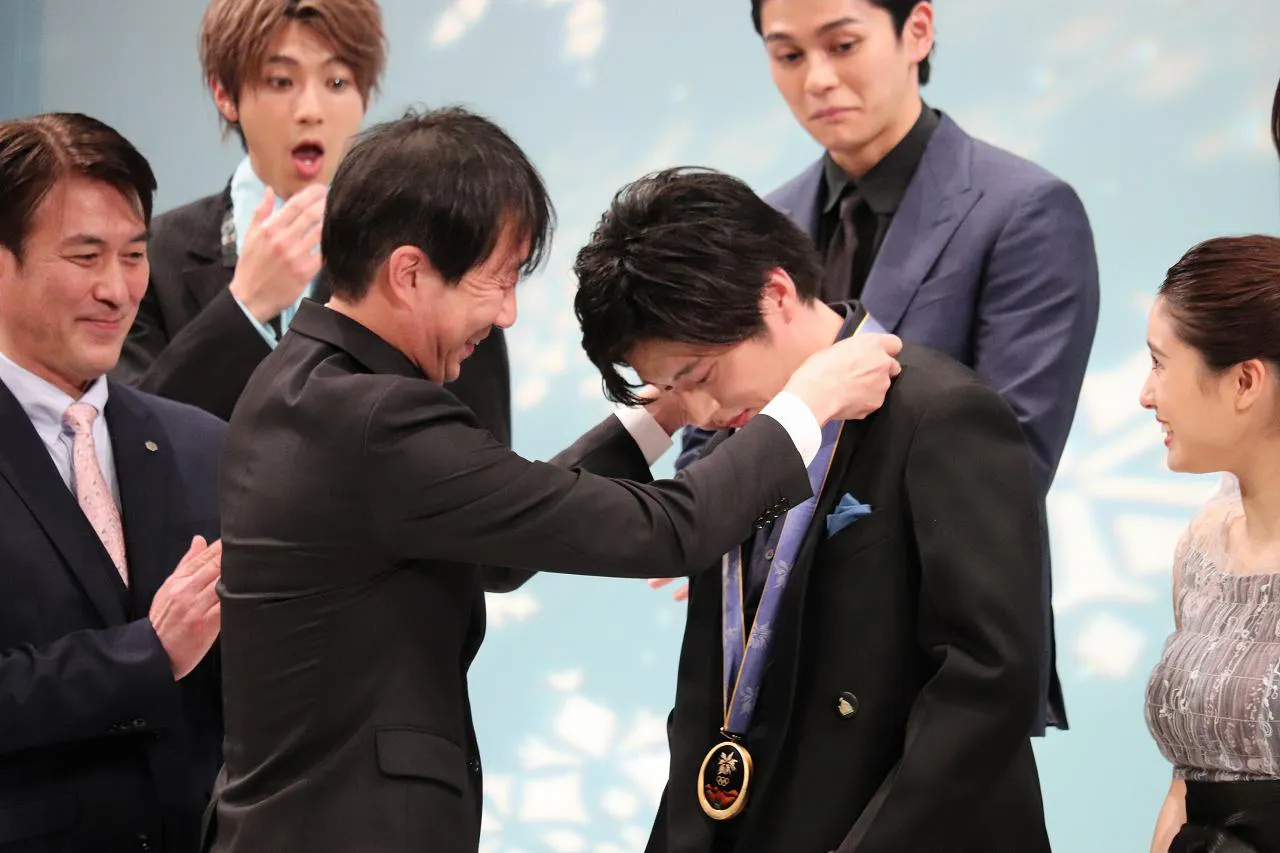 【写真を見る】田中圭、伝説の金メダルをかけられ万感の表情