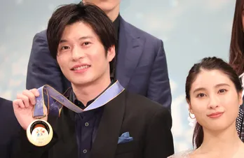 田中圭、原田雅彦から金メダルをかけられ「グッときちゃいました。何度触らせていただいても重いですね」