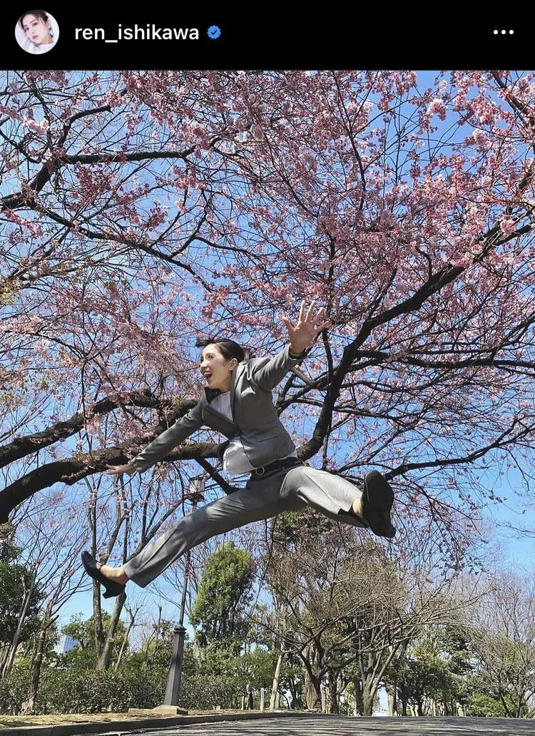 スーツ姿でジャンプを決める石川恋