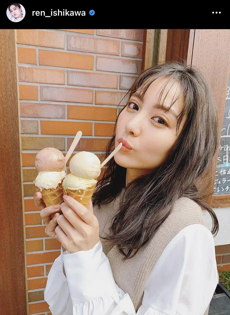 アイスクリームを食べる石川恋
