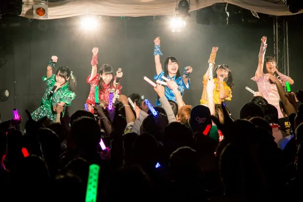 【写真を見る】神宿の自己紹介ソング的な楽曲から熱いライブがスタート！