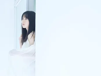 乃木坂46賀喜遥香、清楚な“純白”キャミワンピで表紙飾る スレンダーな美しさ詰まったグラビアも
