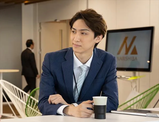 【写真】オフィスでコーヒーブレイク中の井上(古川毅)。スーツ姿がスタイリッシュ！