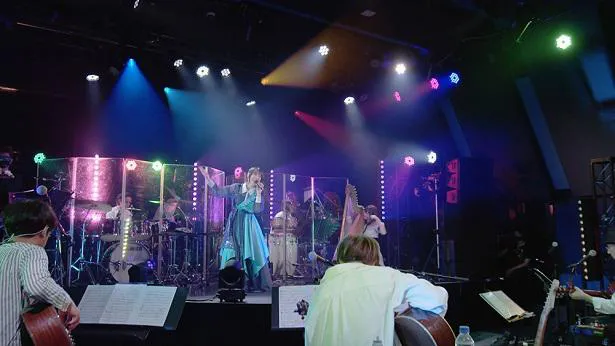 ライブBlu-ray＆DVD『NANA ACOUSTIC ONLINE』より「No Rain,No Rainbow」の映像を公開した声優の水樹奈々