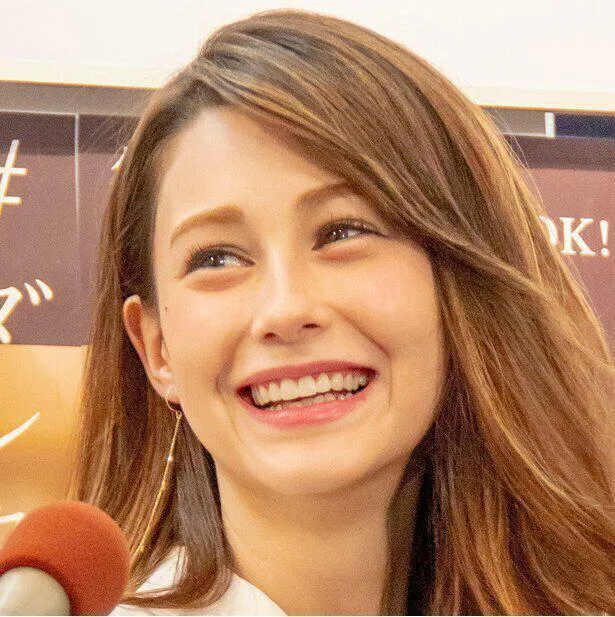 ダレノガレ明美 美脚のぞく大胆ブラックコーデshotに1 9万 いいね の反響 Webザテレビジョン